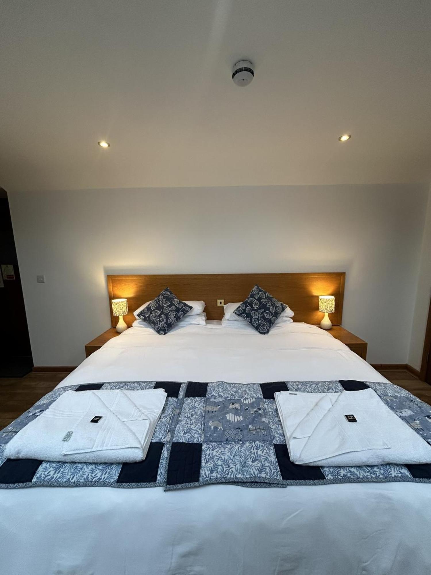 The Golden Fleece Hotel Chard Eksteriør billede
